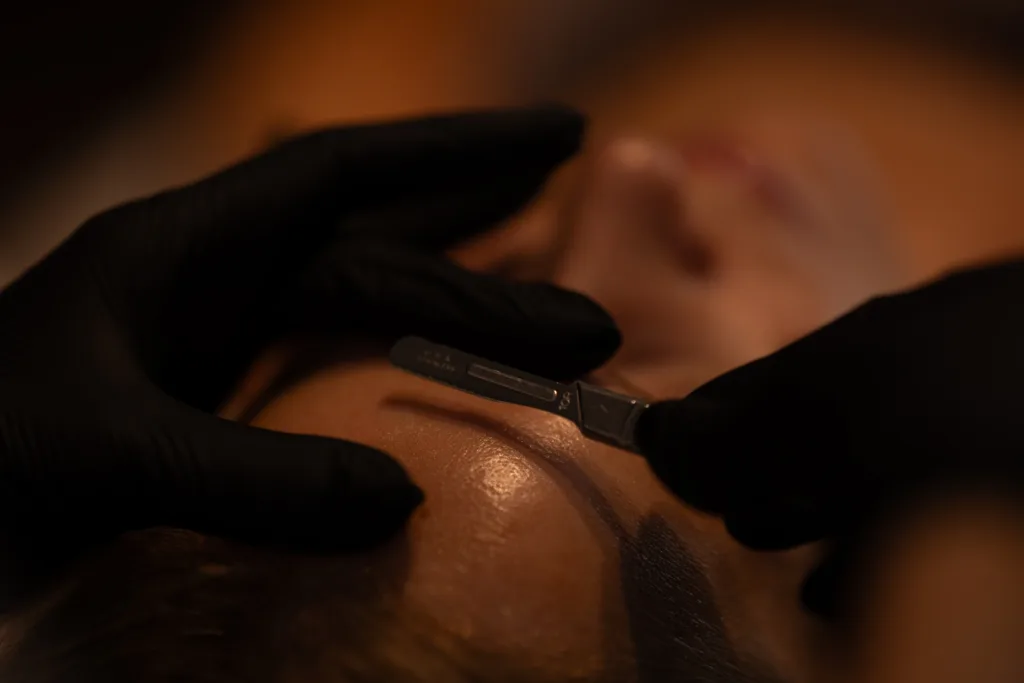 Kuorii ihoa hellävaraisesti, poistaa velluskarvat. Ihonhoitotuotteeet imeytyy ihoon hyvin.