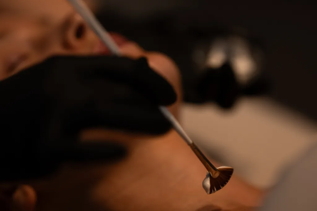 Happokuorinnat ovat kemiallisia kuorintoja, jotka sopii kaikille ihotyypeille. Nuorille ja ikääntyneelle iholle.