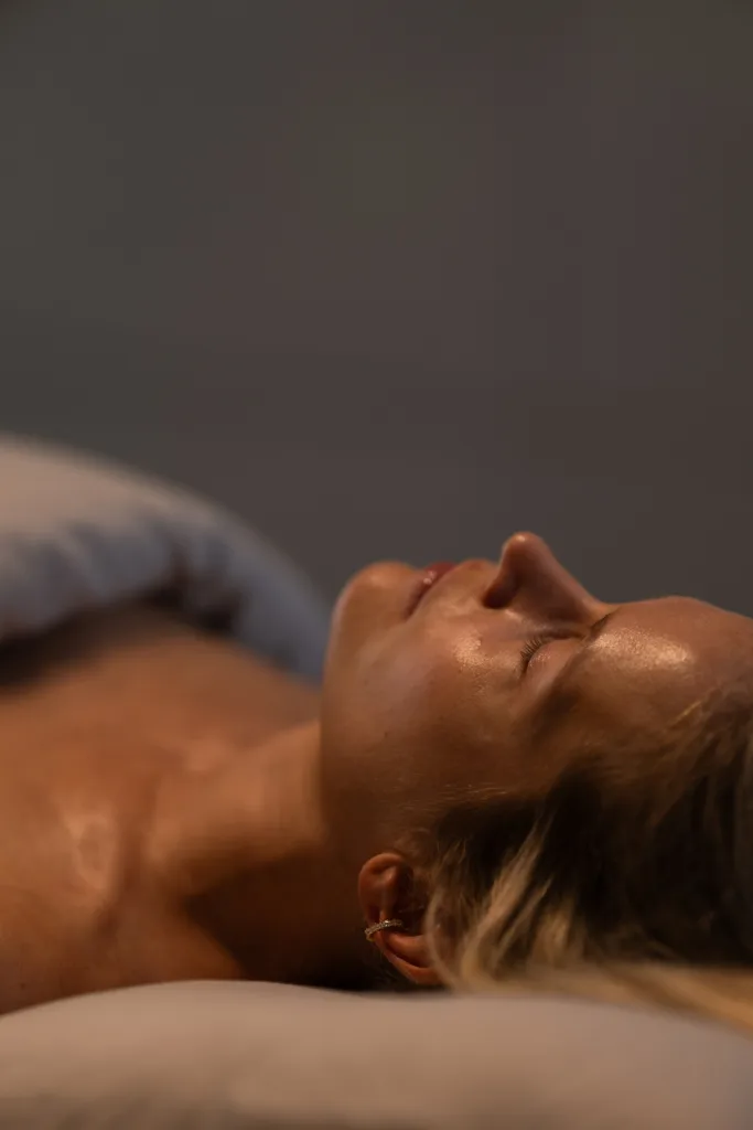 Mesobotox on erinomainen hoito rauhoittamaan ihon punoitusta, supistamaan ihohuokosia, kosteuttamaan ja kirkastamaan ihoa. Sopii usealle eri ihotyypille.