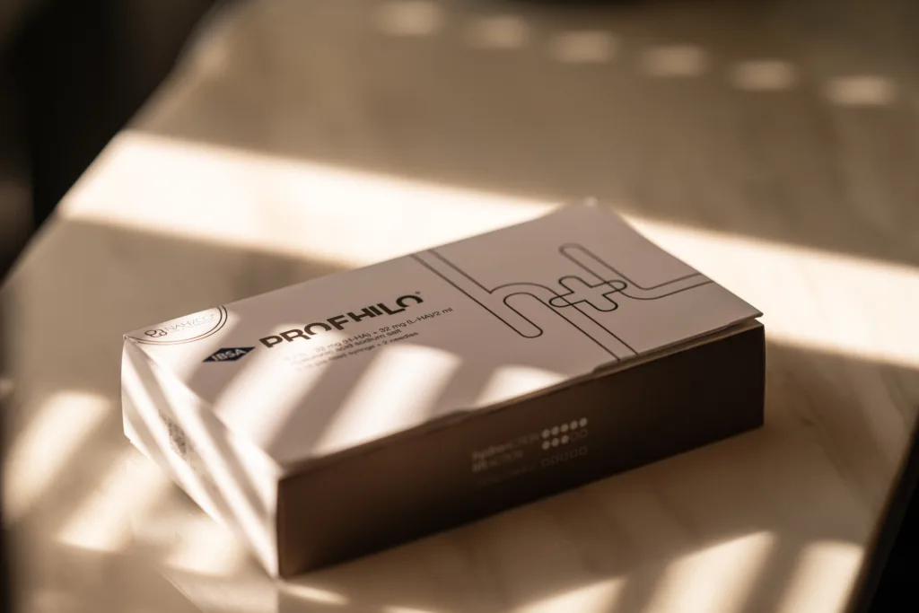 Hyaluronihappohoito, joka kosteuttaa ihoa.