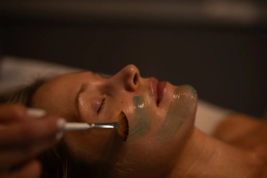 Tehokas kasvohoito kirkastamaan ihoa. Antaa hehkua ja kuulautta. Sopii kaikille ihotyypeille.