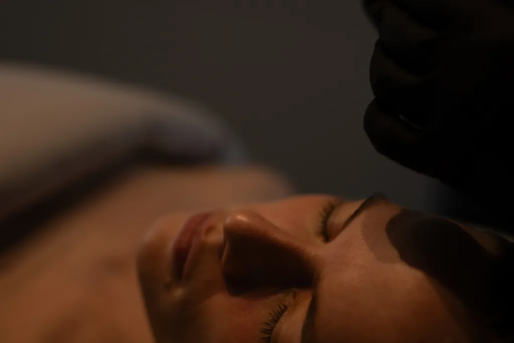 Radiofrekvenssi-mikroneulaushoito. Kiinteyttää, kohottaa, supistaa ihohuokosia. Aknerpiin. Parantaa ihon rakennetta.