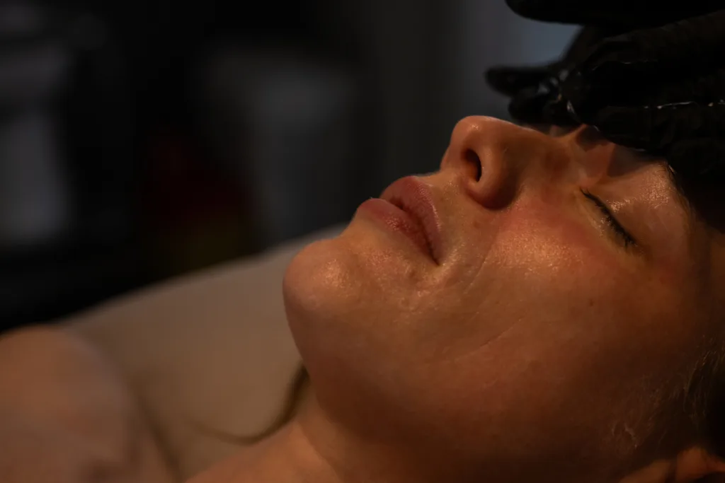 Rentouttava ja kosteuttava kasvohoito.