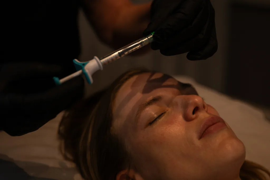 Syväkosteuttava hoito, tuo iholle kimmoisutta. Ensimmäinen ja ainoa mikrodroplet hoito. Sopii eri ihotyypeille, kosteuttaa pitkäkestoisesti.