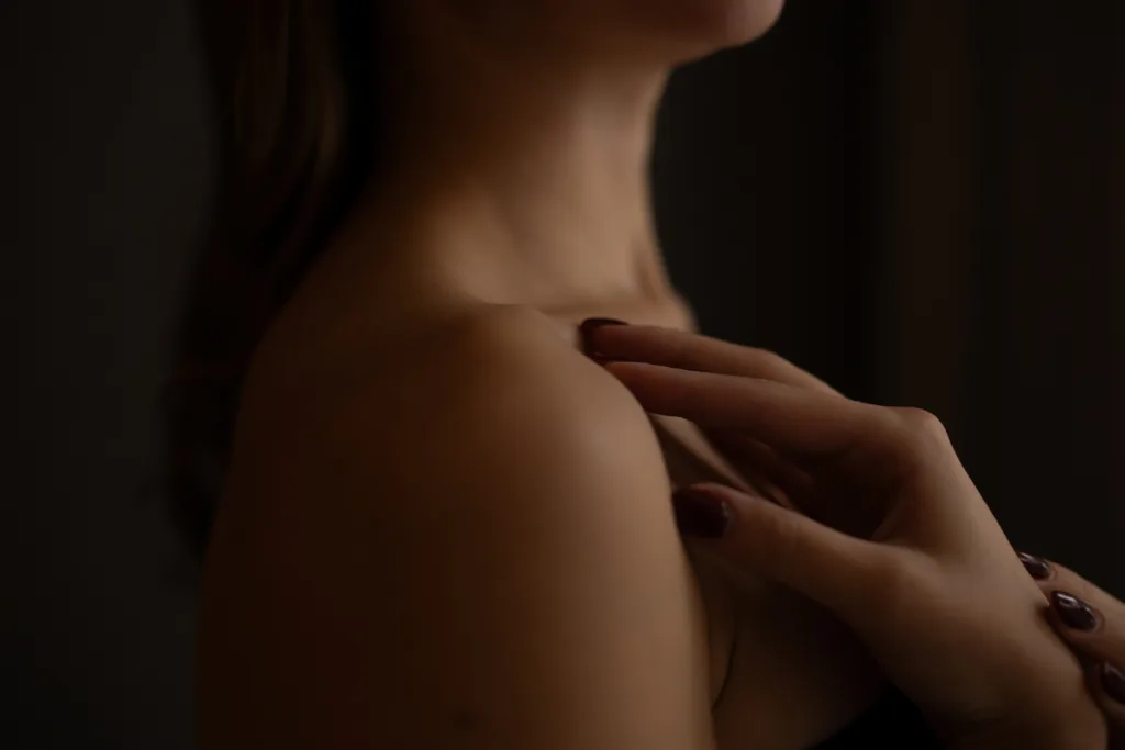 Hyperpigmentaation hoitoa kemialliset happokuorinnat, laitehoidot. kaunis ihonsävy, tasainen ihonsävy.