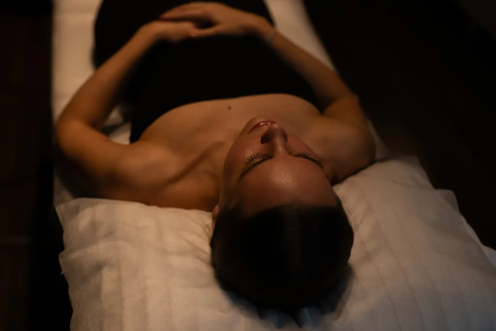 EXO|E sisältää kantasolutekijöitä, mukaan lukien eksosomeja, liposomeja, kasvutekijöitä, tulehdusta ehkäiseviä tekijöitä,