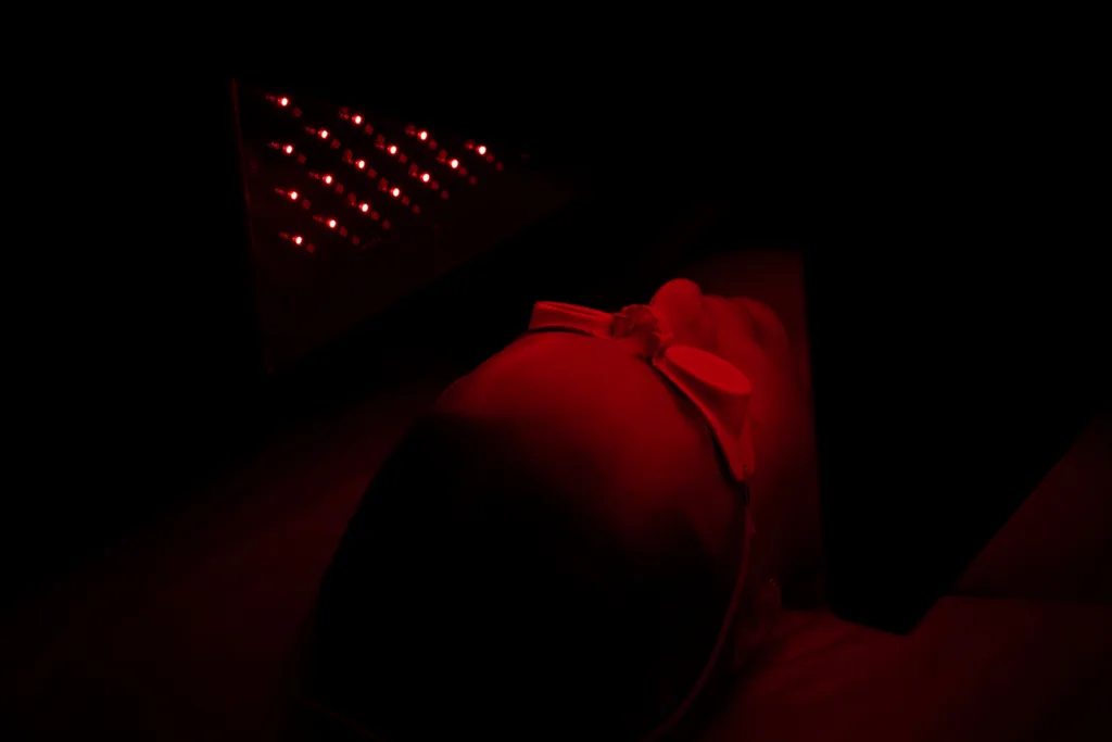 LED valohoito hoitaa rosacea, punoitusta, aknea, tuo iholle hehkua, parantaa ihon hvyinvointia. Sopii kaikille ihotyypeille.